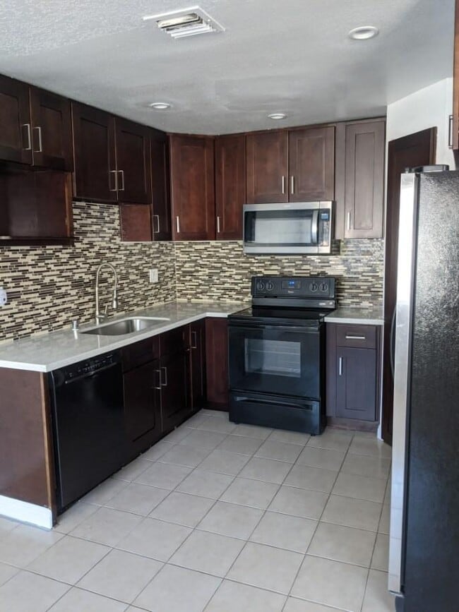 Kitchen - 18555 Collins St Unit C33