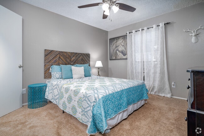 1BR, 1BA - 532SF - Bedroom - Alamo Park