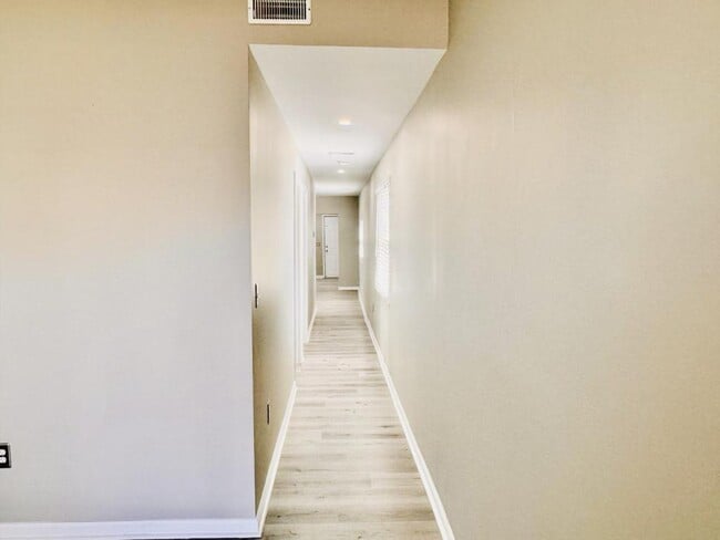 Photo - 520 Wainwright Ave