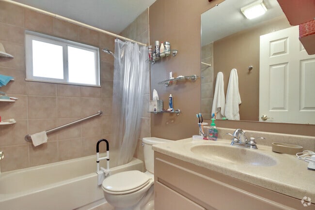 Building Photo - 7017 Sacramento St SW Rental