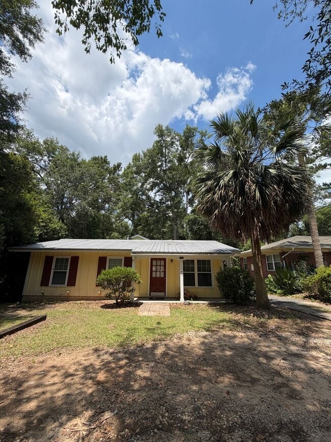 Building Photo - 3/1 Located in the Heart of Tallahassee Florida. Available NOW