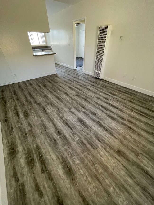 2120 Vanderbilt Ln