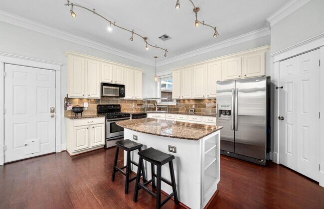 Photo - 2111 Beall St