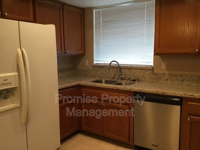 Photo - 5247 Hubbert St