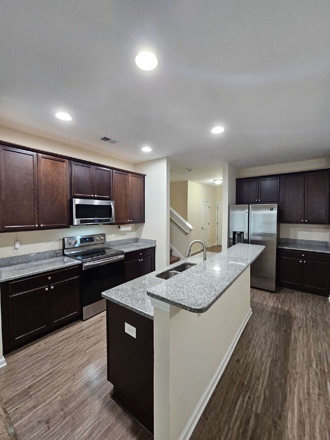 Photo - Luxury Townhouse in Richmond Hill.  Get Bu...