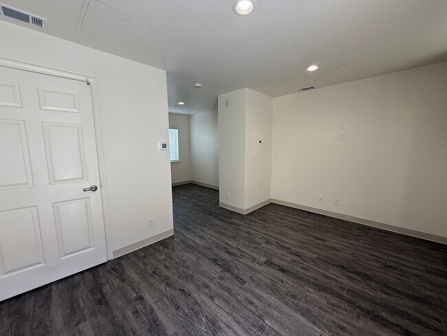 Photo - Free Month of Rent for Move in before Dec 1st - Brand New Ground Level Studio Unidad 101