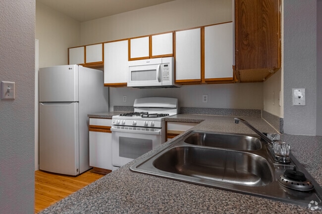 3BR, 2BA - 1,221SF - Kitchen