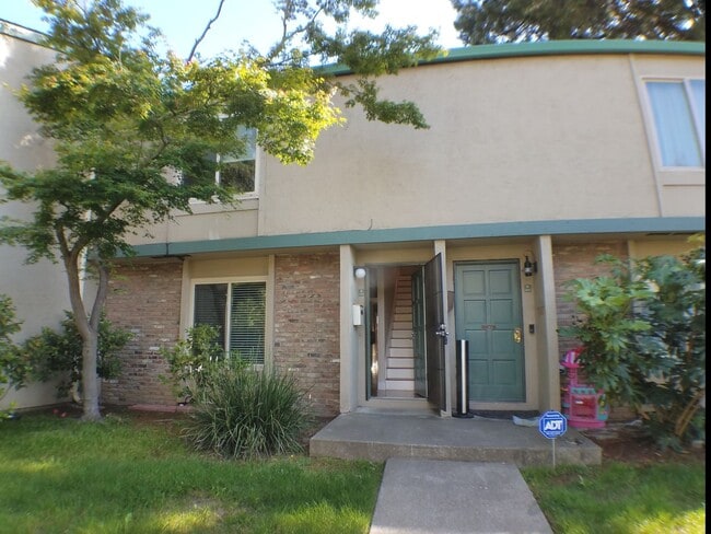 Building Photo - Lovely updated 3 bedroom, 2 bath condo