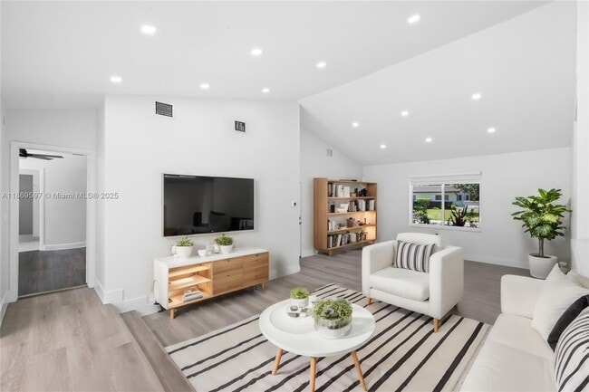 Building Photo - 7550 SW 127th St Rental