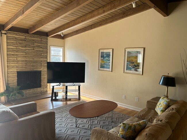 Sala de estar - 5835 Babbitt Ave