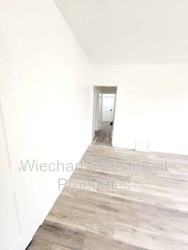 Photo - 931 1/2 W Wayne St