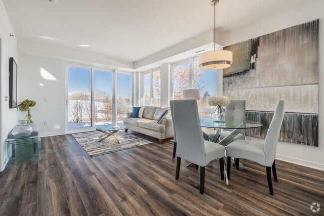 Kanata Lakes 2BR, 1BA - 889SF - Dining Room