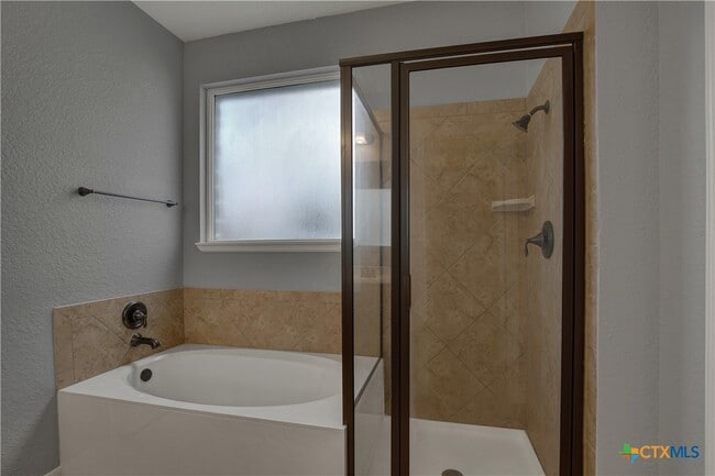 Photo - 240 Oak Creek Way