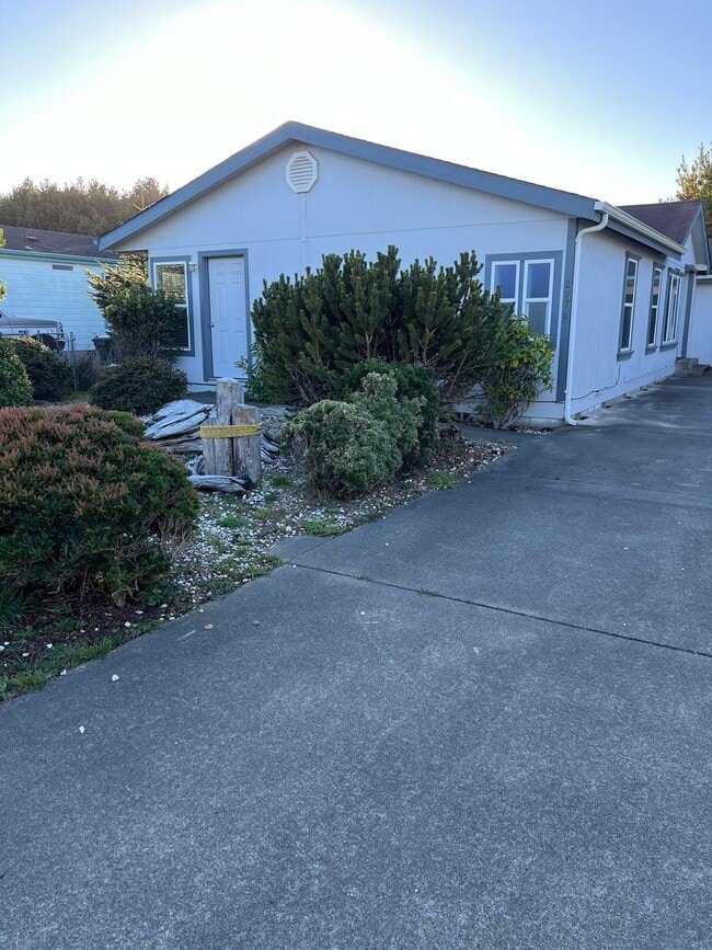 Photo - Beautiful 3 bedroom 2 bath home with a large carport in Bandon, OR.