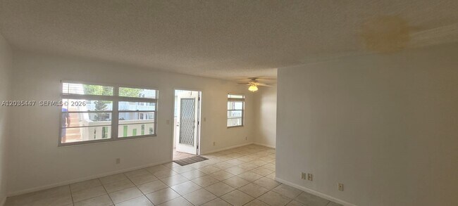 Photo - 320 Fanshaw H Unit 320