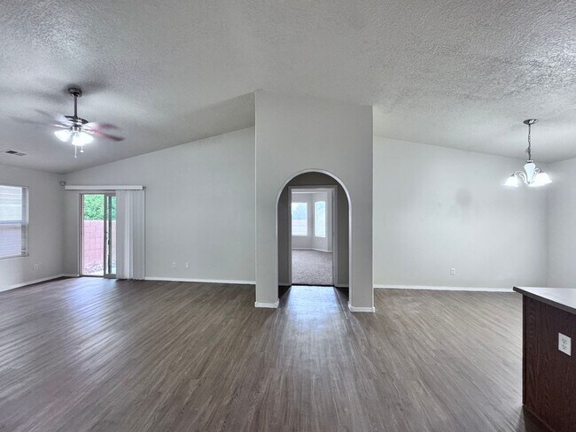 Photo - Great 3 bed, 2 bath, 1575 sq ft home in Huning Ranch!