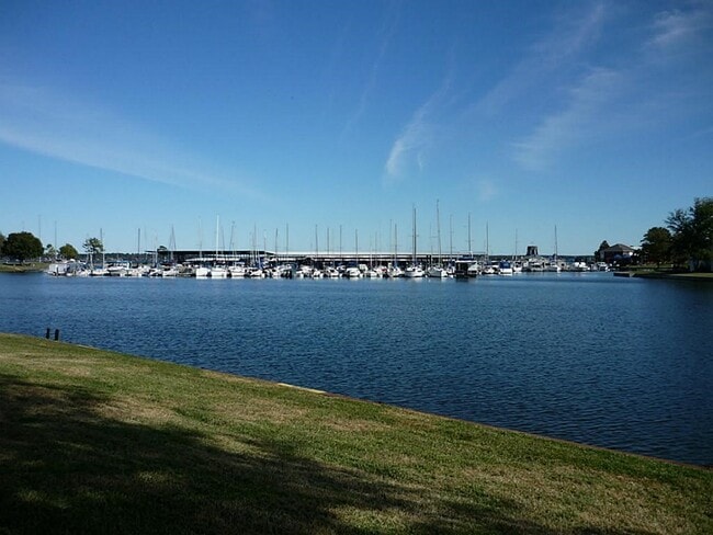 Building Photo - 12600 Melville Dr Unit 106