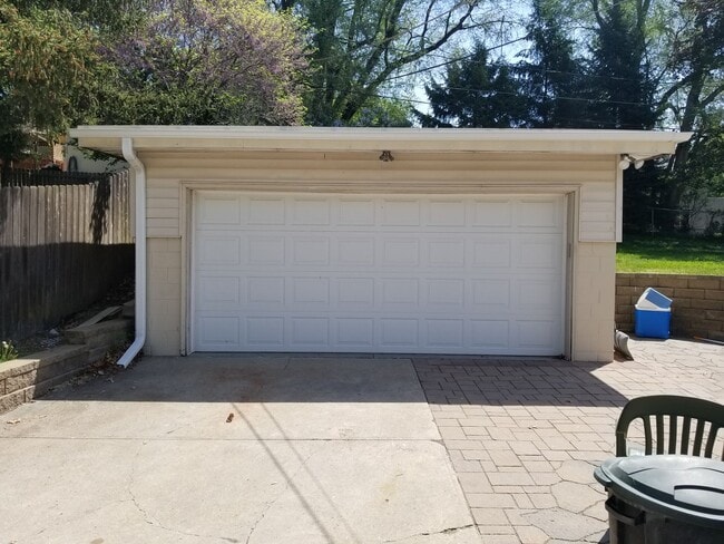 Photo - Aksarben/UNO 4 bed 2 bath with gas firepit...