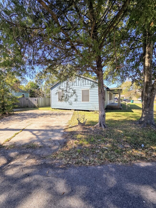 Building Photo - 401 W Dewey Ave Rental