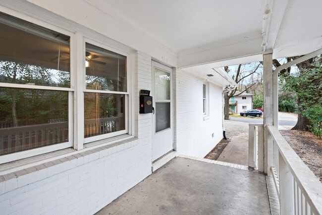 Building Photo - Renovated 2 bed/1 bath duplex minutes from downtown!