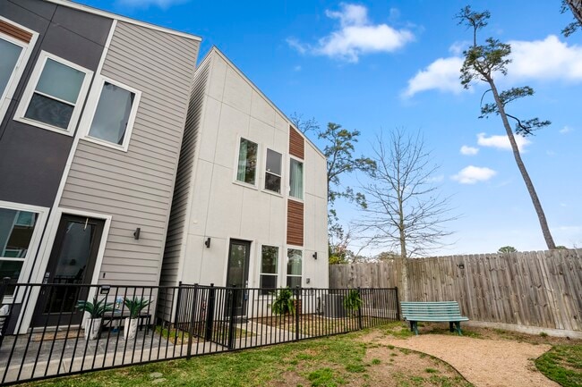 Photo - 594 Janisch Rd