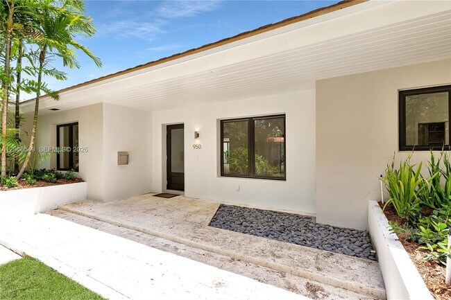 Photo - 950 Bayamo Ave