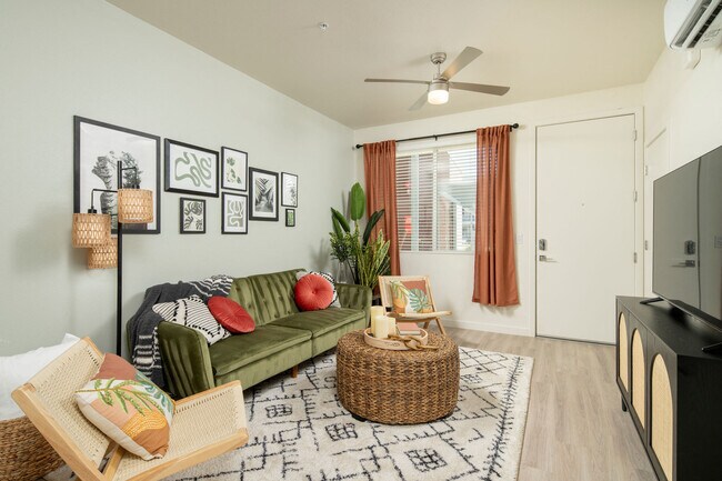Studio - Living Room/Bed Area - Streamliner 67th