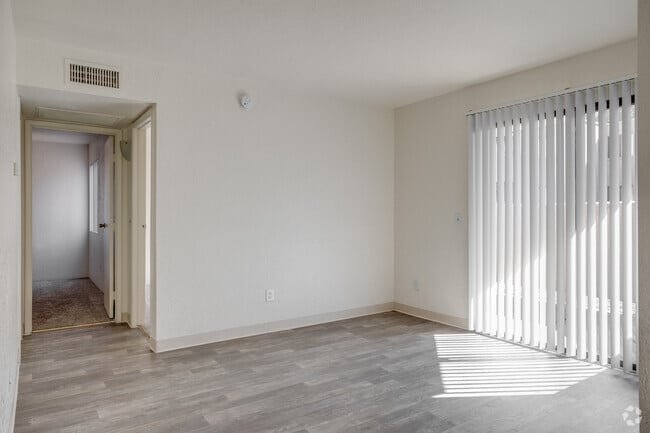 2BR, 1BA - 620SF