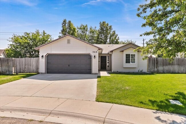 Building Photo - Stylish 3-Bed Home with Spacious Backyard ...
