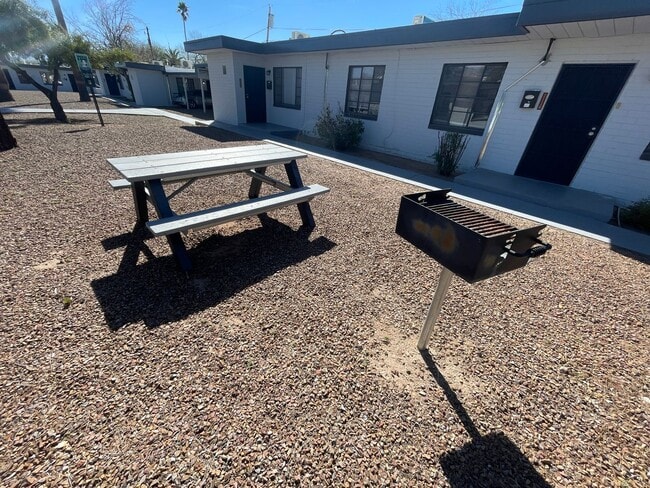 Photo - Two Bedroom w/ A/C, Yard and Carport - 500... Unit Forg2120A