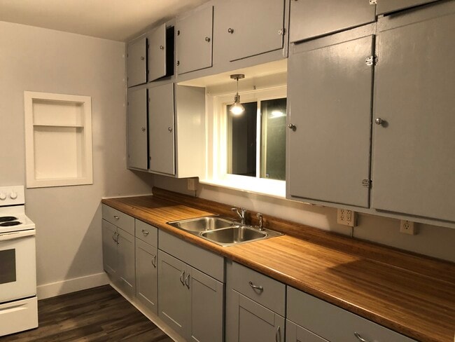 Building Photo - 118 Center St Unit B. East