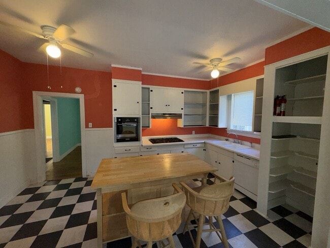 Photo - 302 Decelle St