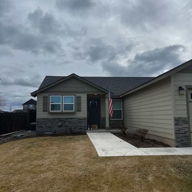 Photo - 2534 NW Hemlock Wy