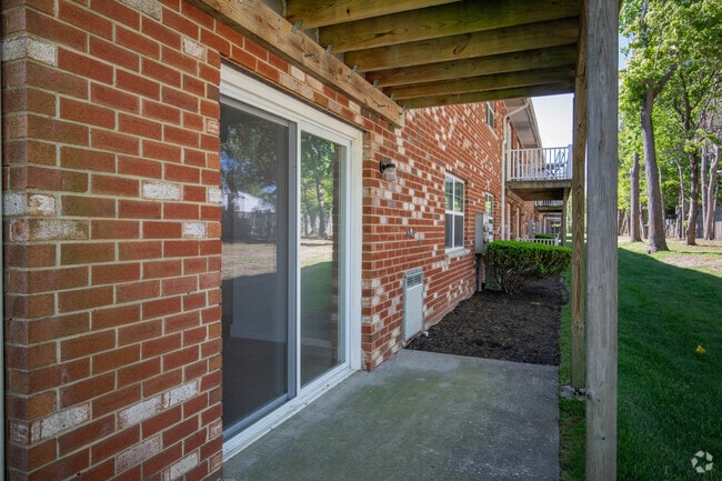 1 habitación, 1 baño - 830 pies cuadrados - Jardines Woodhull - Patio - Woodhull Gardens