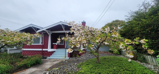 Building Photo - Single Family Fully Furnished Home with Al...