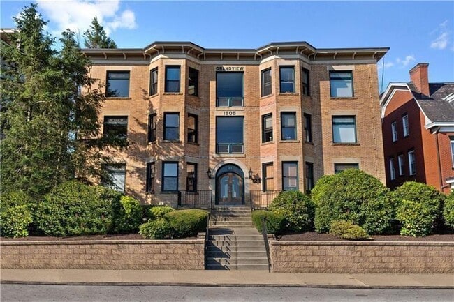 Photo - 121 Grandview Ave