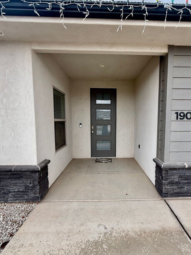 Photo - Lovely Pet Friendly 3-BR + Office in Sage Canyon