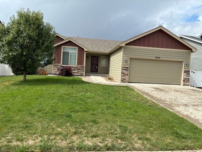 Building Photo - Beautiful 3 bed, 2 bath ranch w/fenced in ... Rental