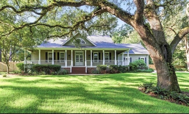 Building Photo - The Perfect Tallahassee 4 BR Family Home with Pool, Porch & Privacy
