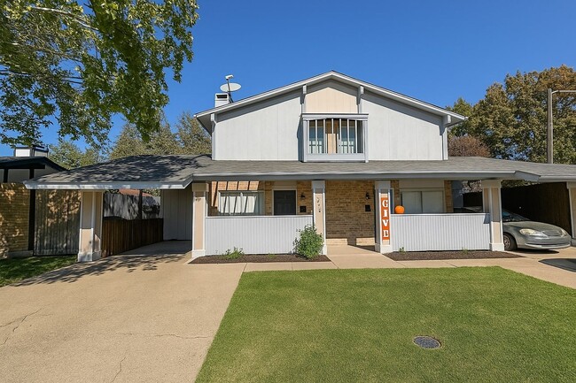 Building Photo - 3-Bedroom Duplex with Modern Flooring, Fireplace & Spacious Layout in Grand Prairie