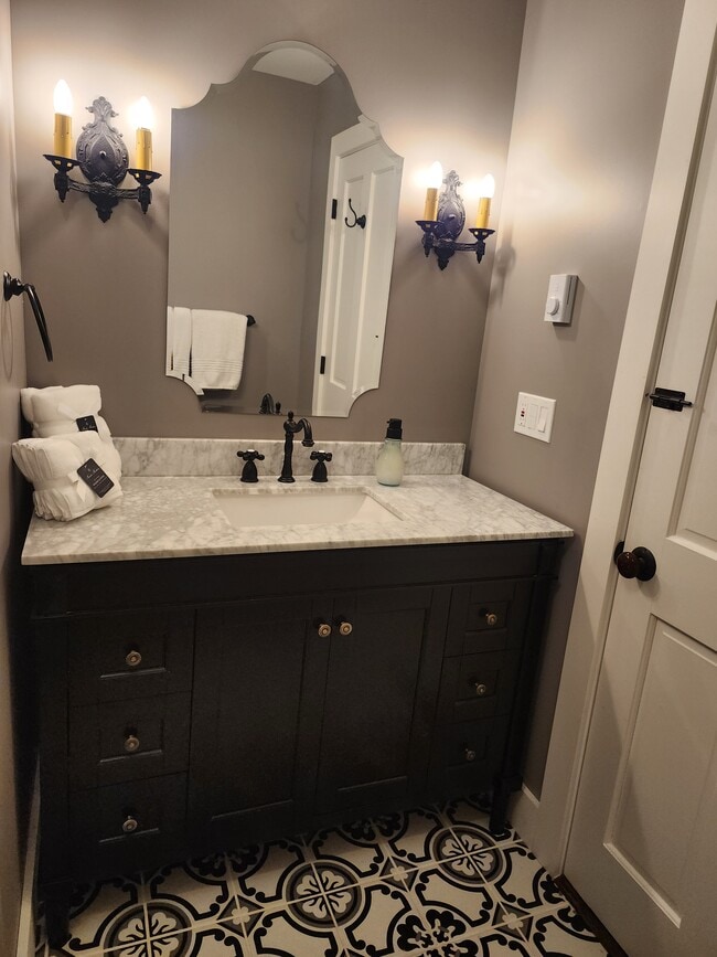 Building Photo - 432 E Main St Unit 2