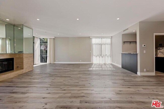 Photo - 323 N Palm Dr Unit 3