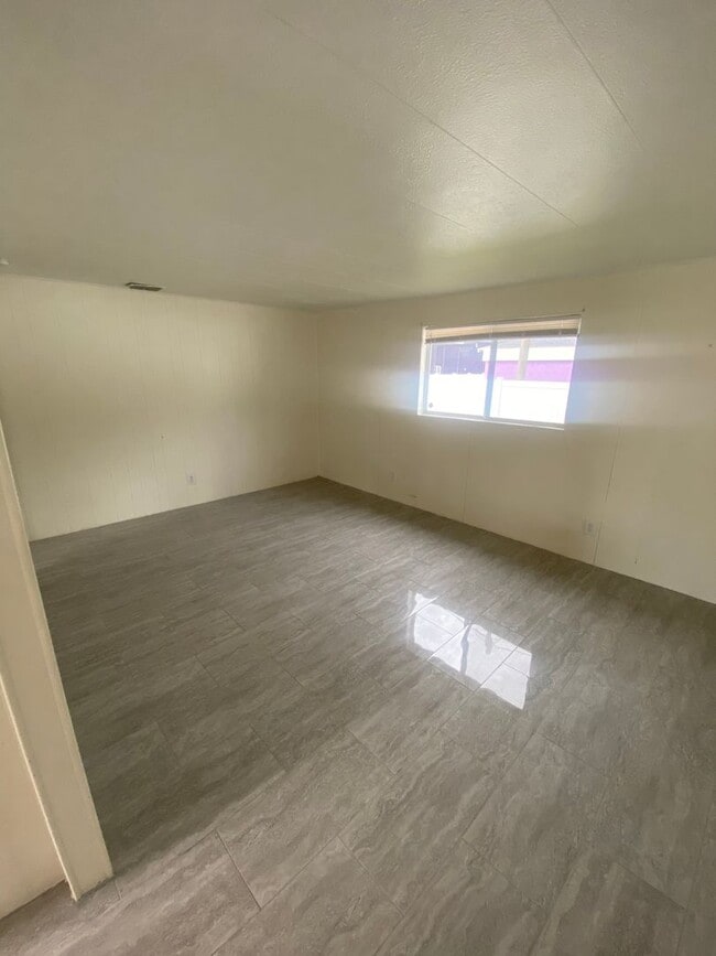 Building Photo - 3 bed, 1 Bath St. Petersburg FL