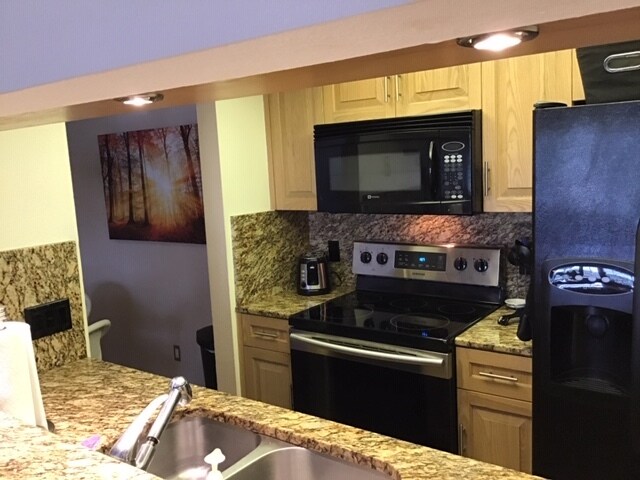 kitchen with granite tops - 4345 27th Ct SW Unidad 202
