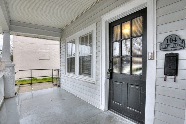 Photo - 104 Ellis St