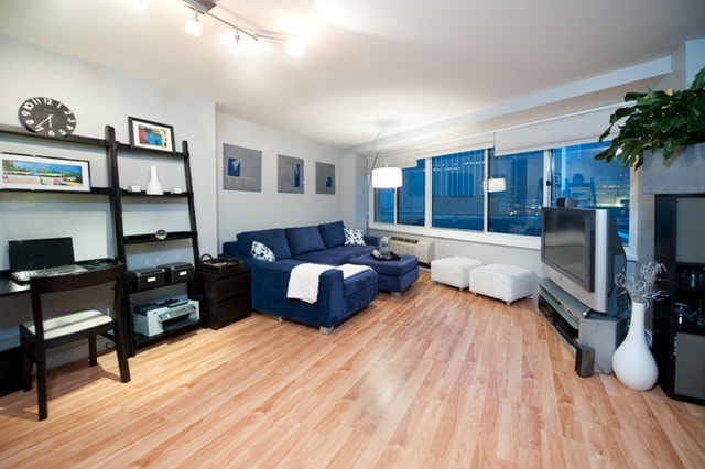 Photo - Spacious, Streeterville Condo, Available 5/1! Unit 815