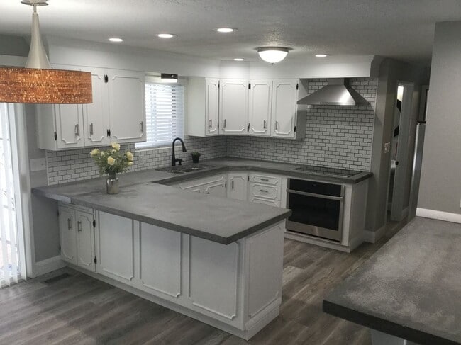 Building Photo - 2194-4300 4300 S St