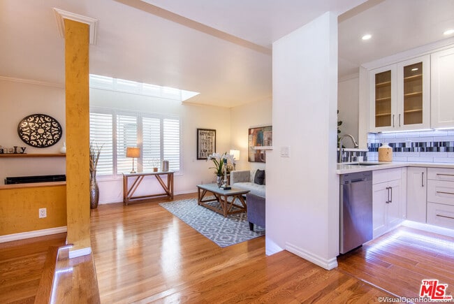 Photo - 514 S Barrington Ave Unit 103