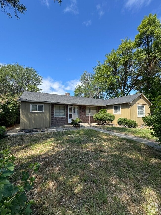 Building Photo - Cozy 2-Bed with Spacious Living, Parking, ... Rental