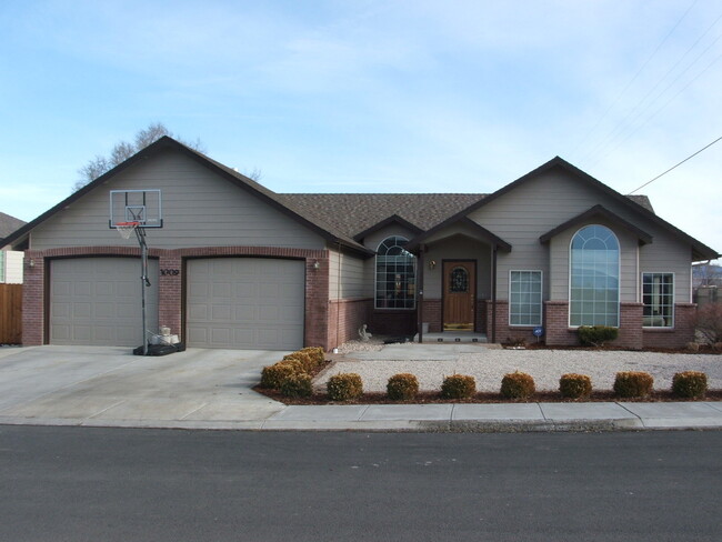 Home on Eagle Court **1/2 OFF THE FIRST MO... - Home on Eagle Court **1/2 OFF THE FIRST MO...